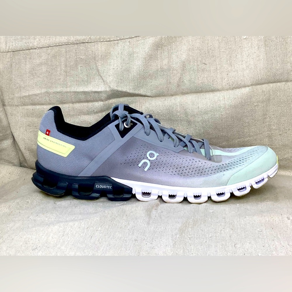 On Cloud/ Cloudflow Men’s running shoe size 12. Light, fast and fully conshioned